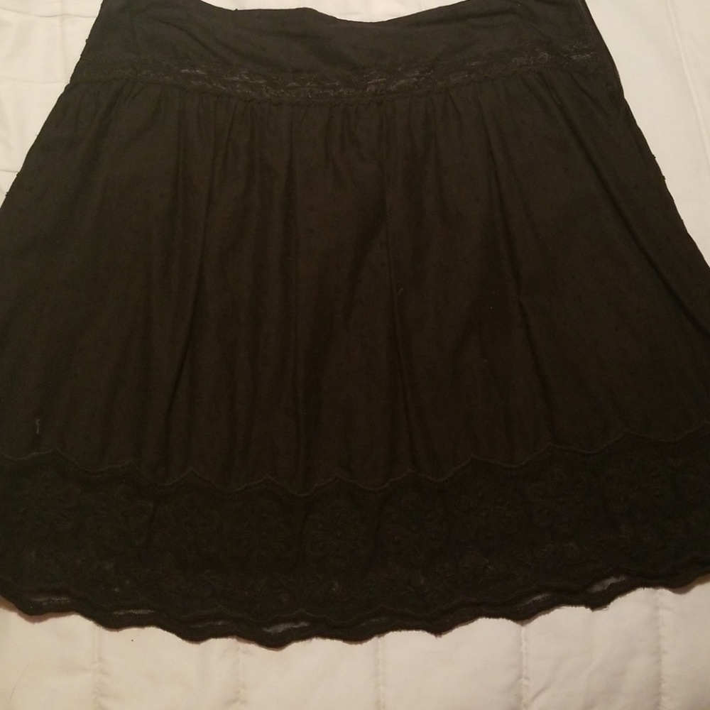 Skirt with lace flower design